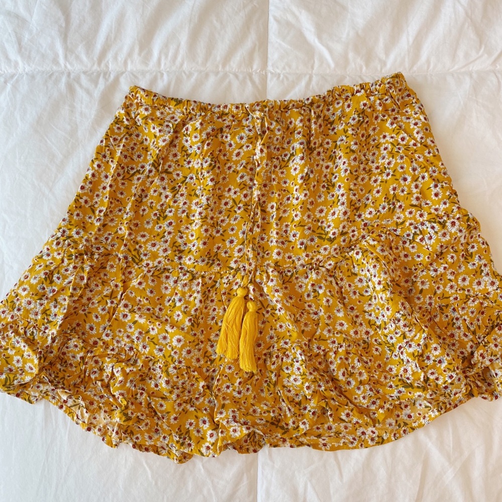 princess polly yellow daisy skirt!! 🌼🌈⚡️✨